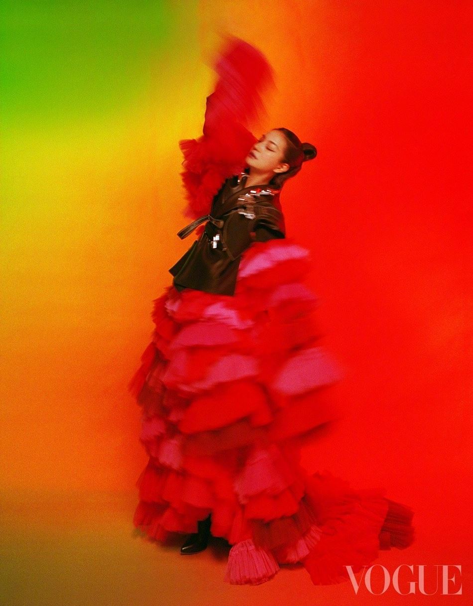 赵薇化身探险家极具力量感写真