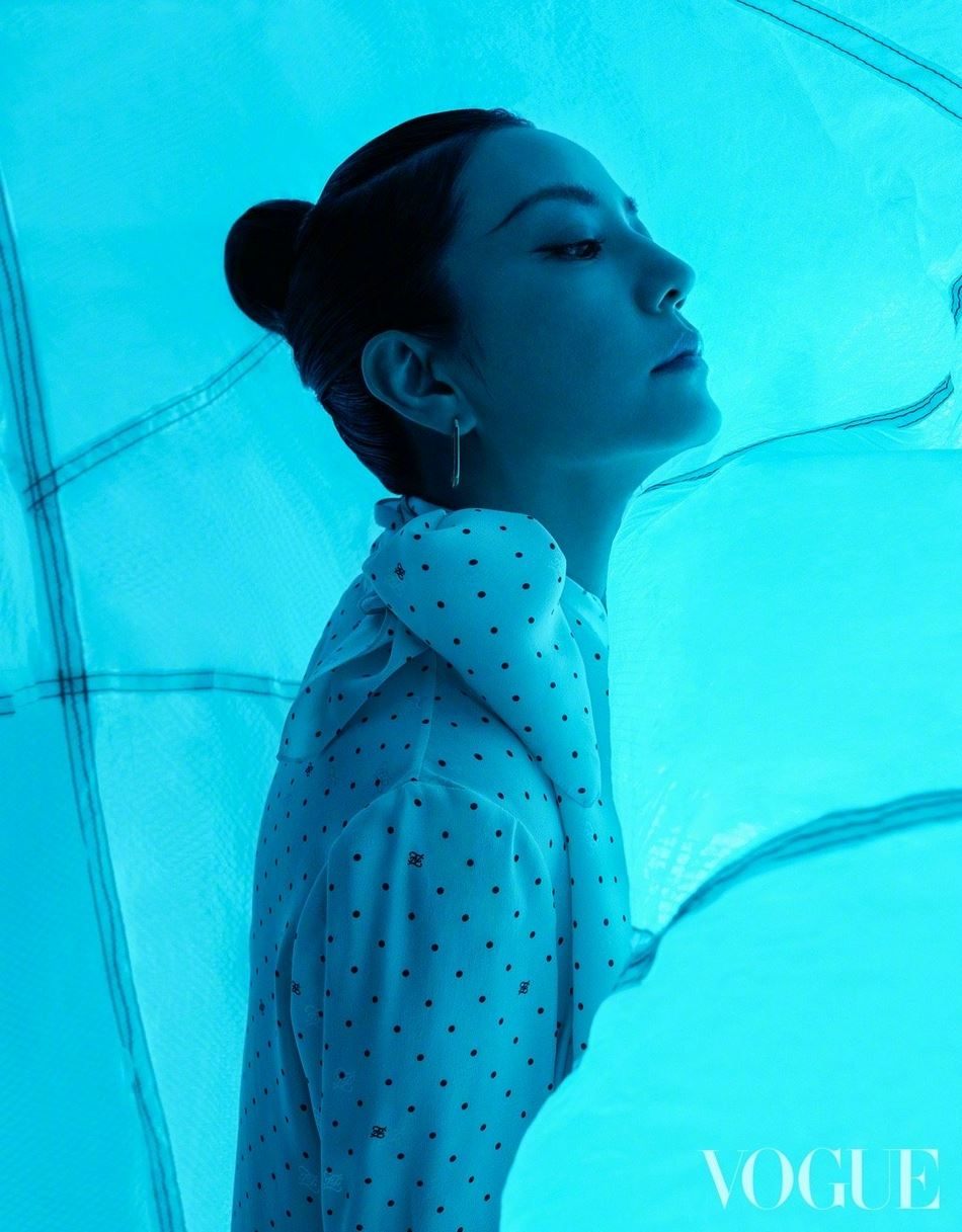 赵薇化身探险家极具力量感写真