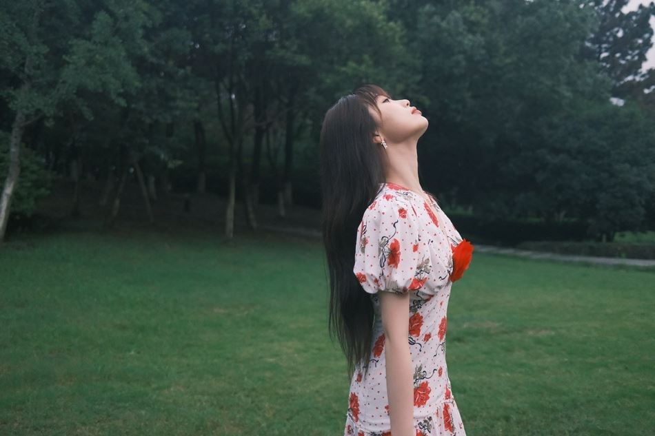 虞书欣红玫瑰长裙港风十足写真