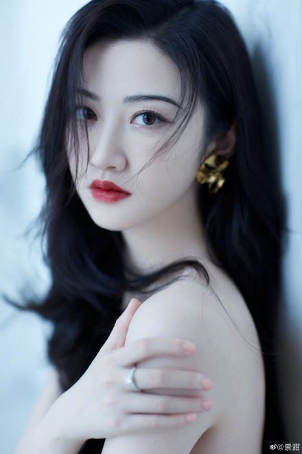 景甜黑色斜肩长裙性感迷人写真