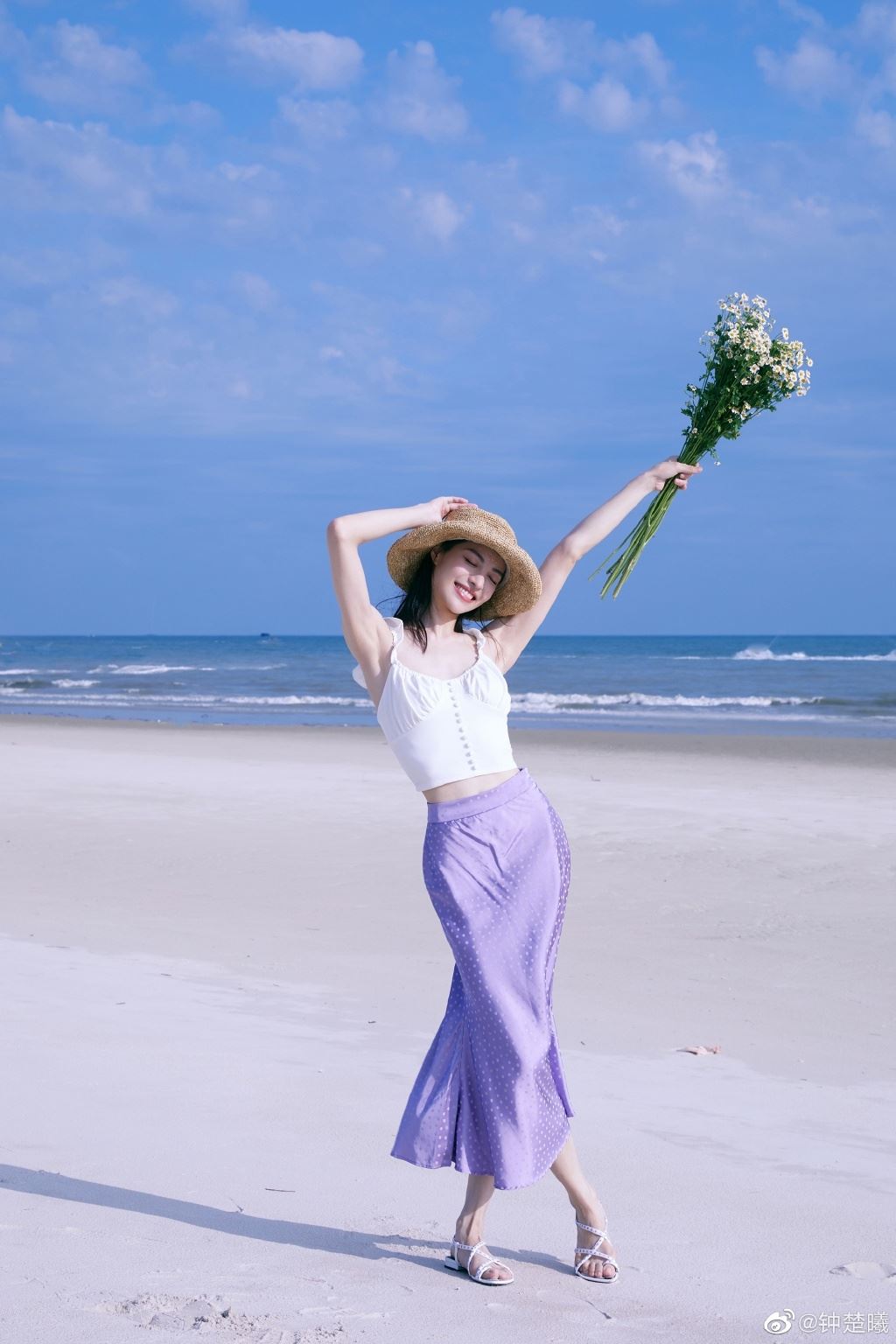 钟楚曦海边奔跑对镜甜笑写真美照