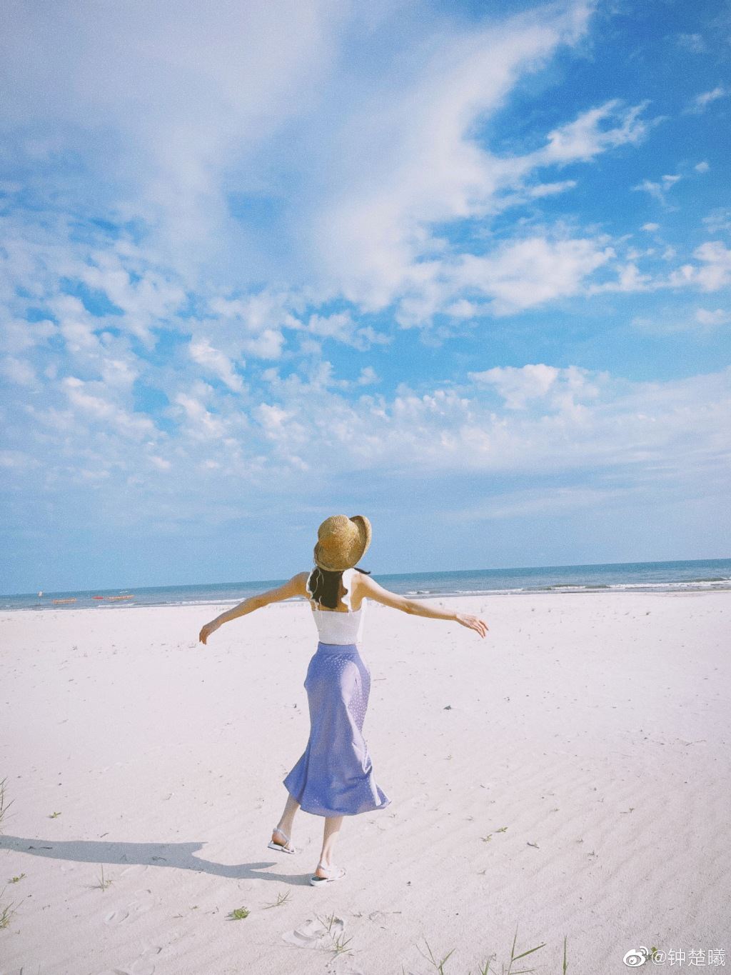 钟楚曦海边奔跑对镜甜笑写真美照