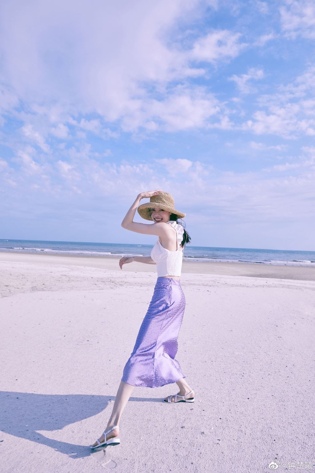 钟楚曦海边奔跑对镜甜笑写真美照