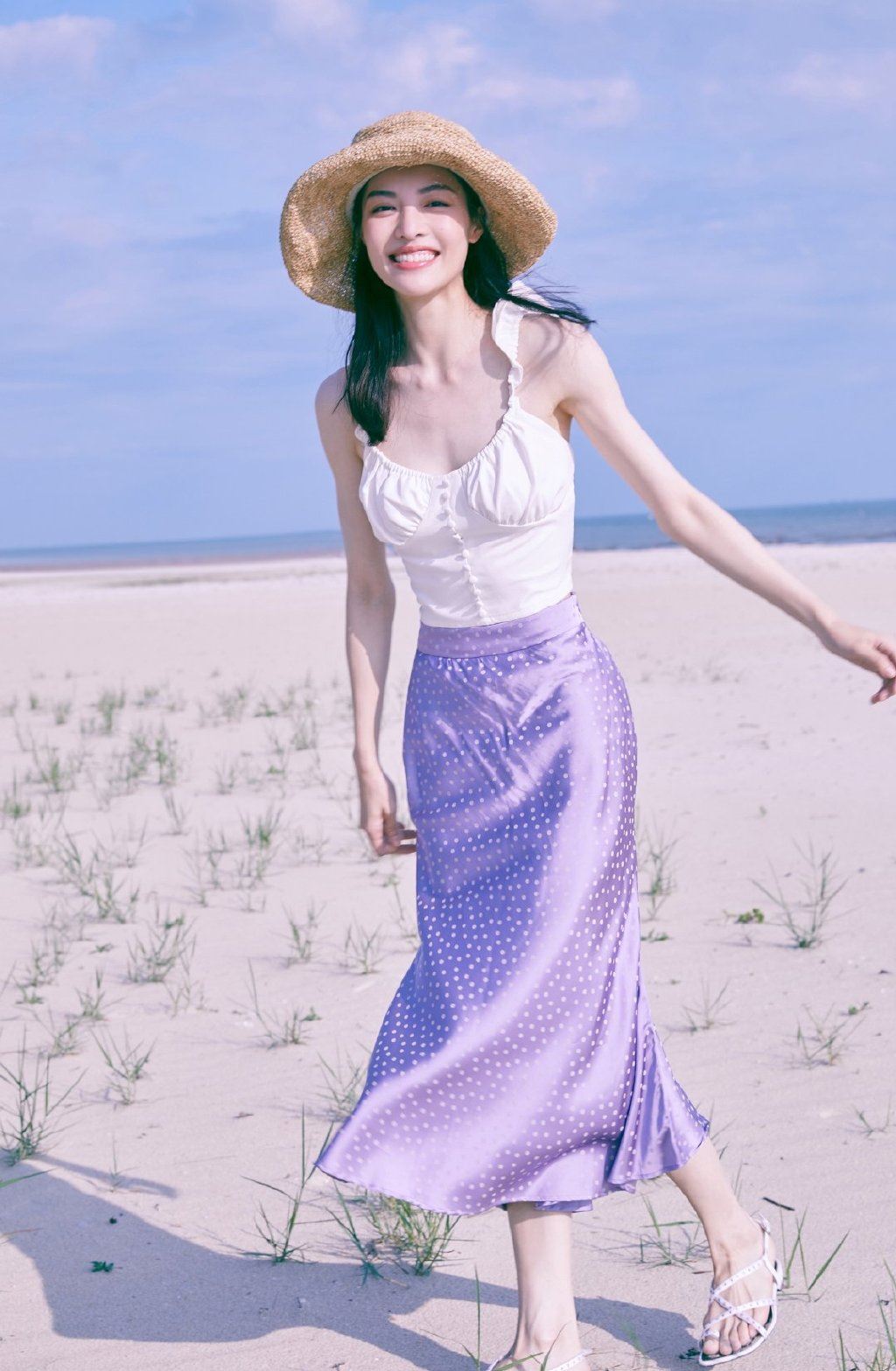 钟楚曦海边奔跑对镜甜笑写真美照