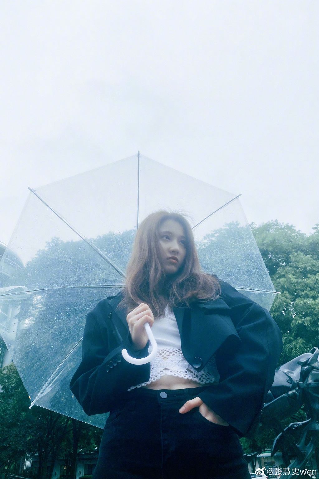 张慧雯撑伞漫步氛围感十足写真