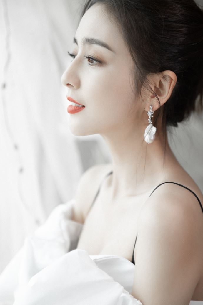 佟丽娅蝴蝶结连衣裙温婉动人写真