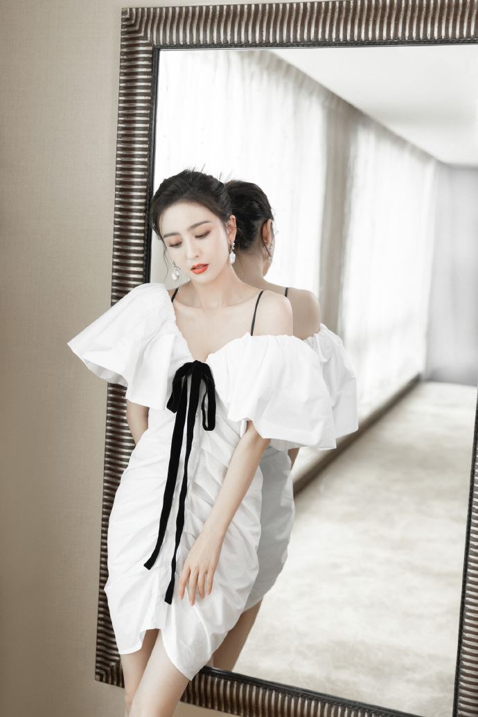 佟丽娅蝴蝶结连衣裙温婉动人写真