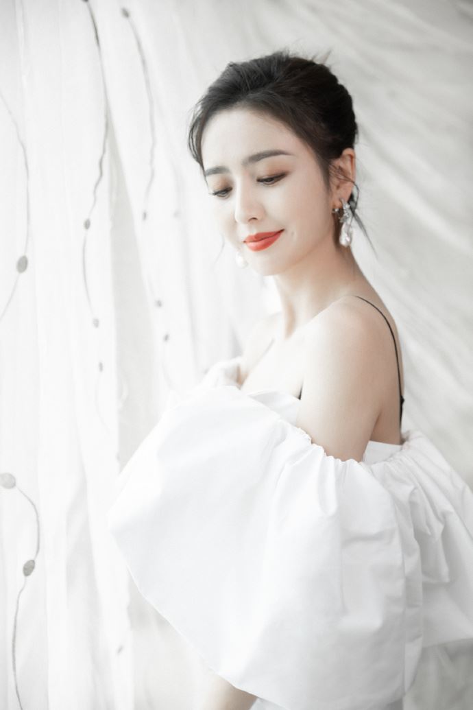 佟丽娅蝴蝶结连衣裙温婉动人写真