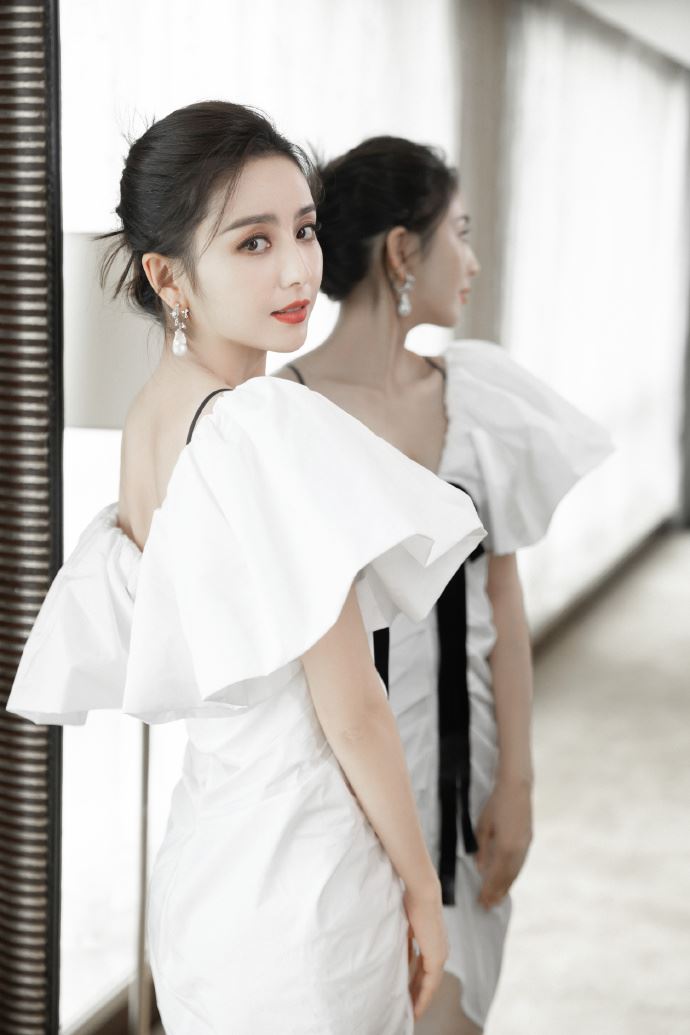佟丽娅蝴蝶结连衣裙温婉动人写真
