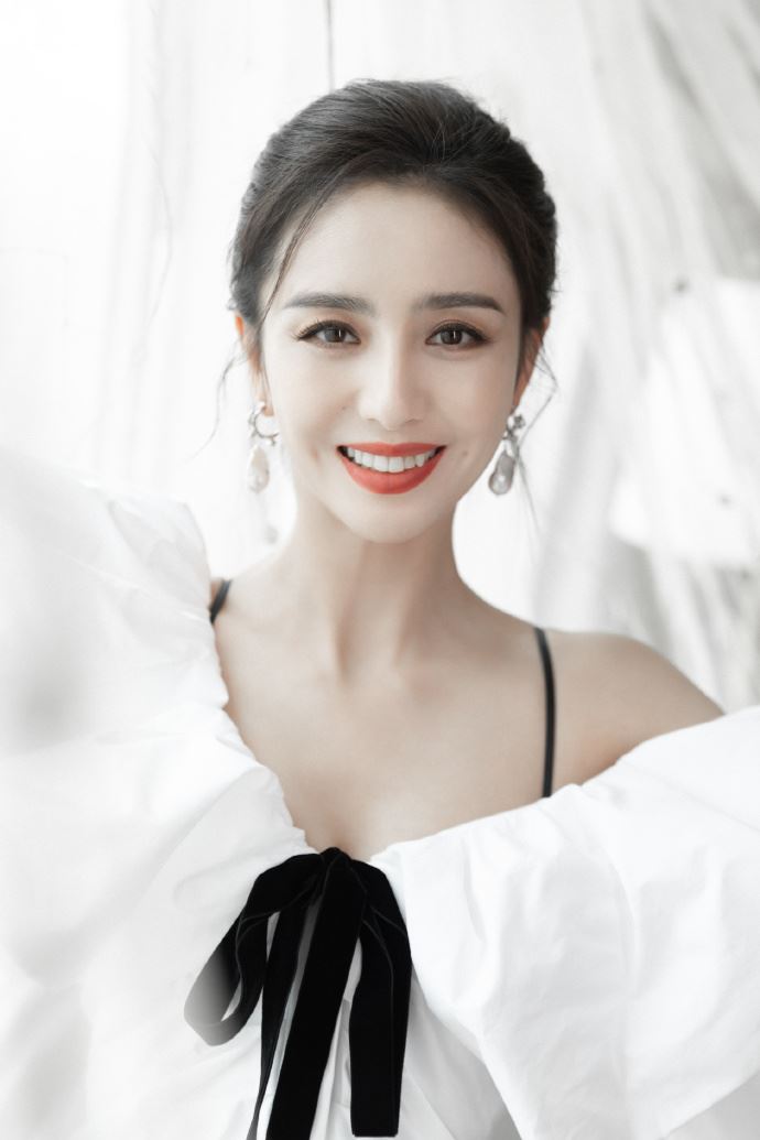 佟丽娅蝴蝶结连衣裙温婉动人写真