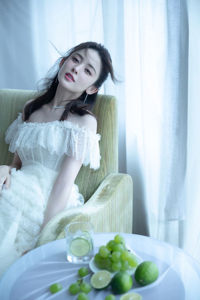 古力娜扎轻纱长裙轻盈灵动写真