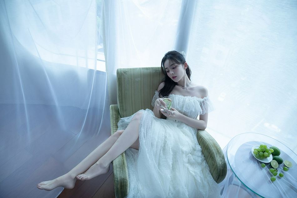 古力娜扎轻纱长裙轻盈灵动写真