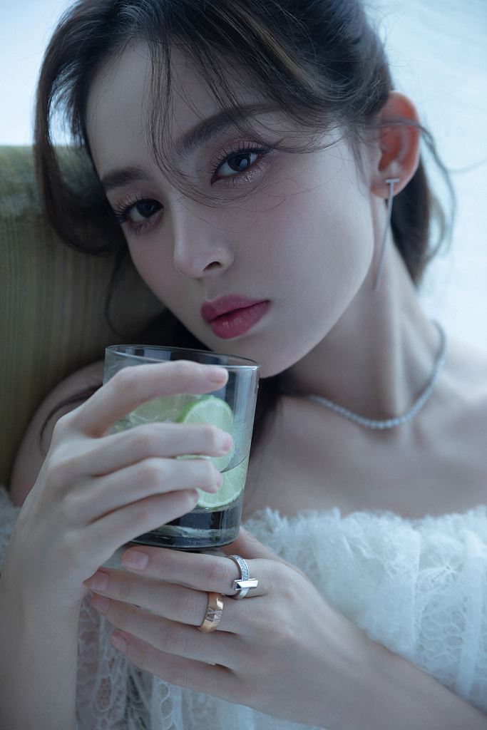 古力娜扎轻纱长裙轻盈灵动写真