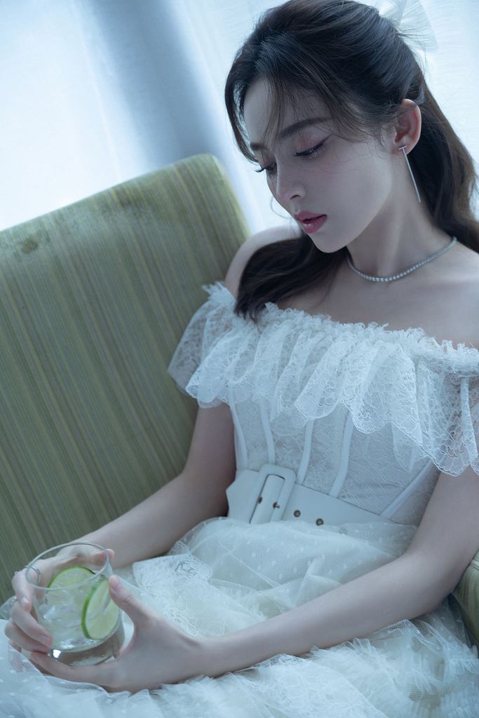 古力娜扎轻纱长裙轻盈灵动写真