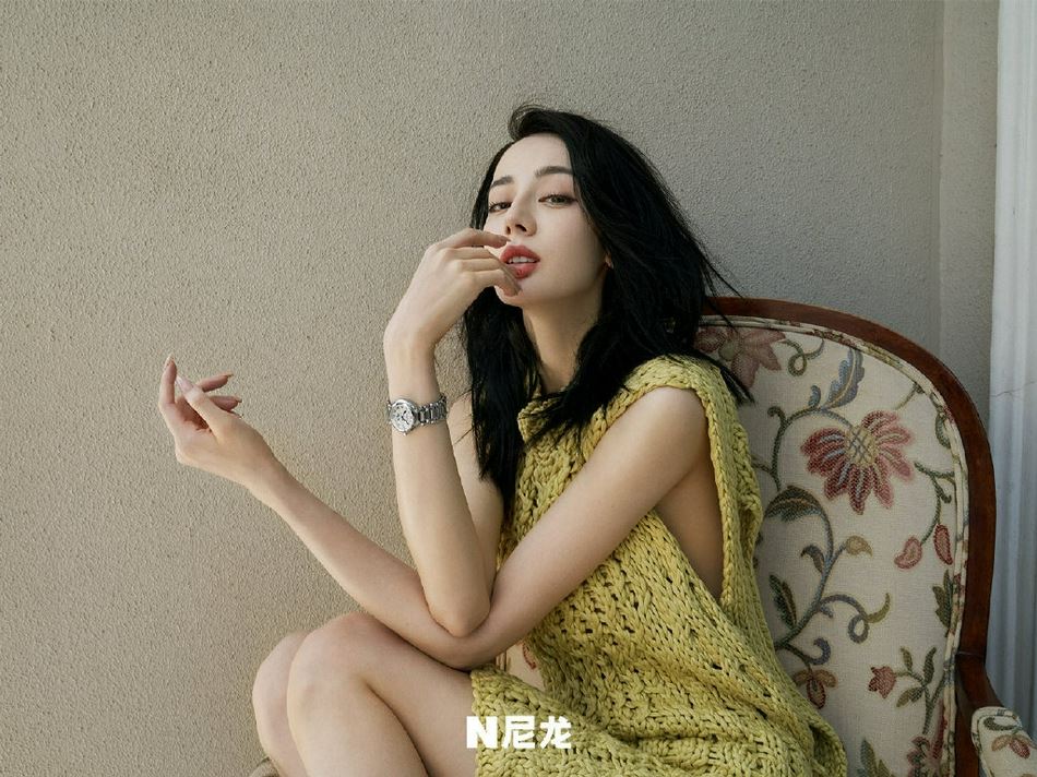 迪丽热巴复古妆容时尚造型写真