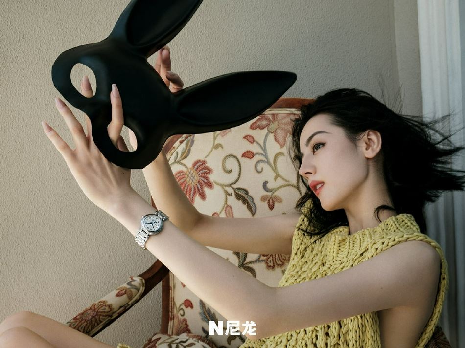迪丽热巴复古妆容时尚造型写真