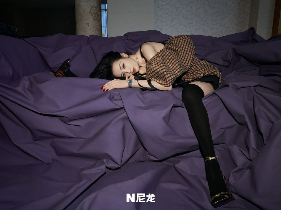 迪丽热巴复古妆容时尚造型写真