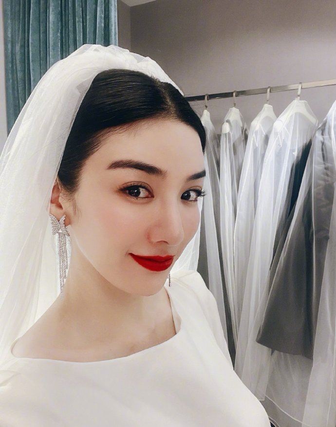 黄奕婚纱造型图片