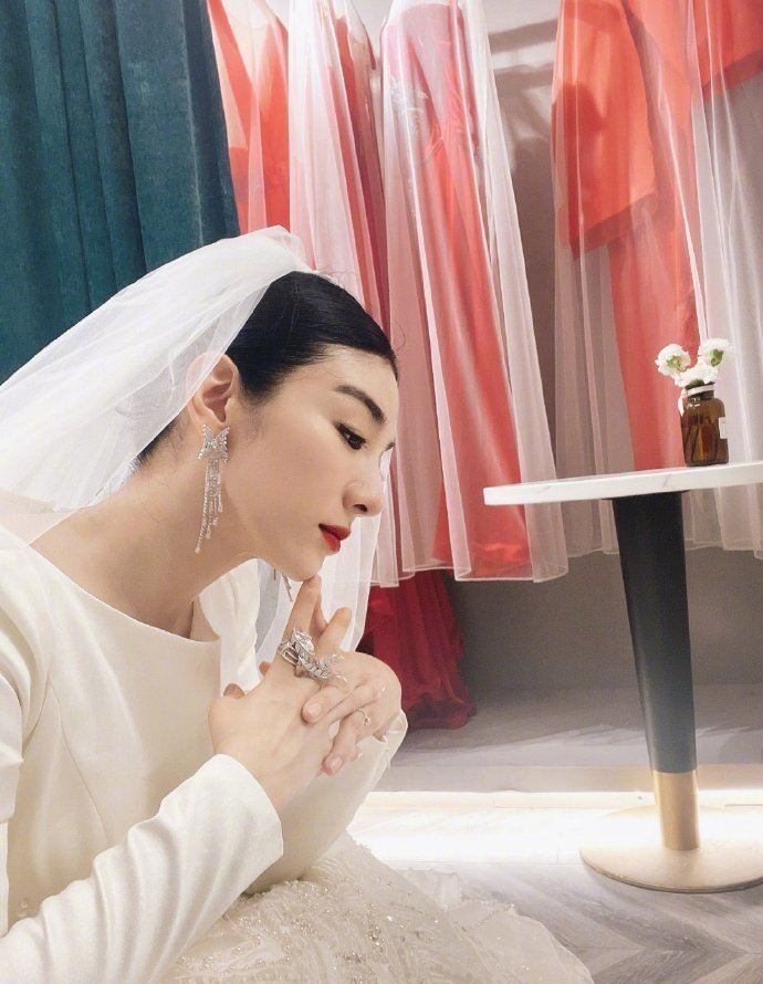 黄奕婚纱造型图片