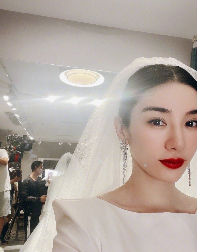黄奕婚纱造型图片