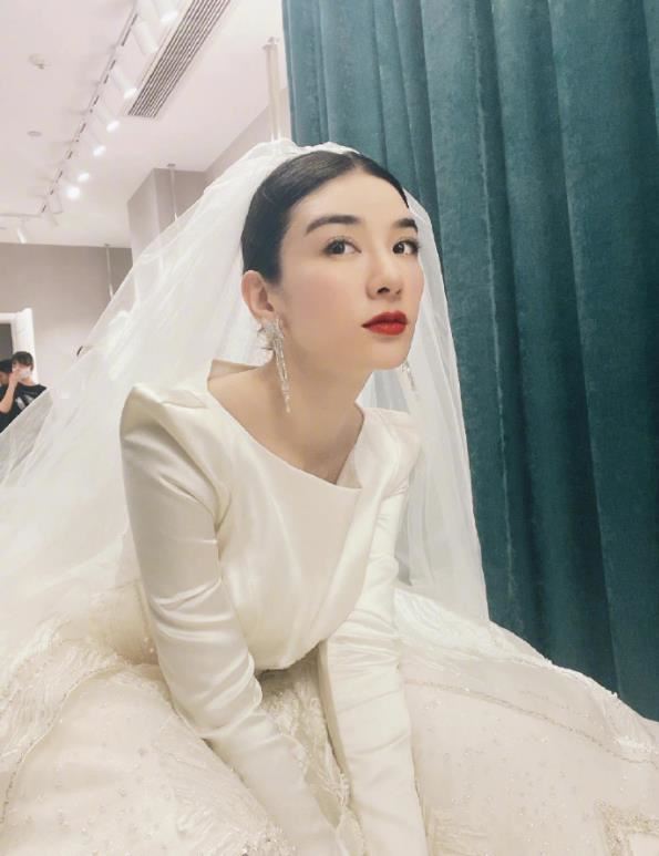 黄奕婚纱造型图片