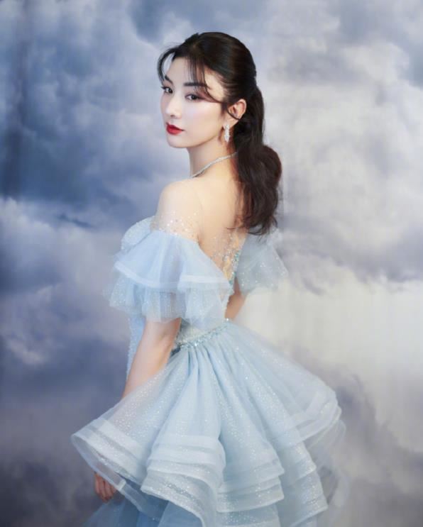 黄奕婚纱造型图片