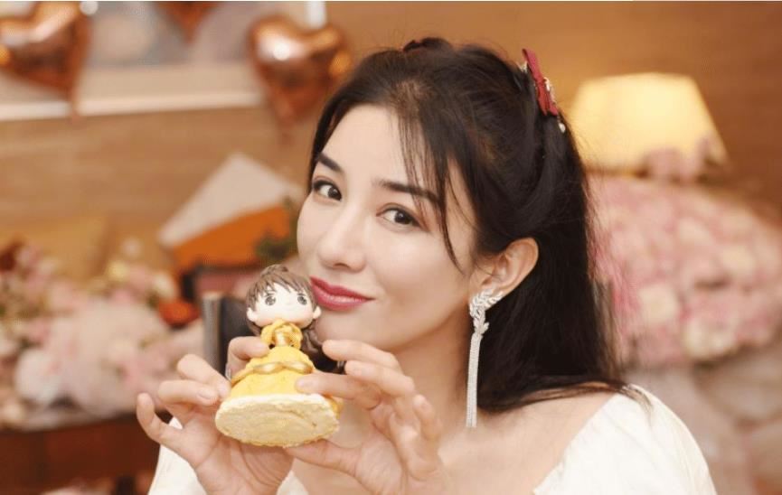 黄奕婚纱造型图片