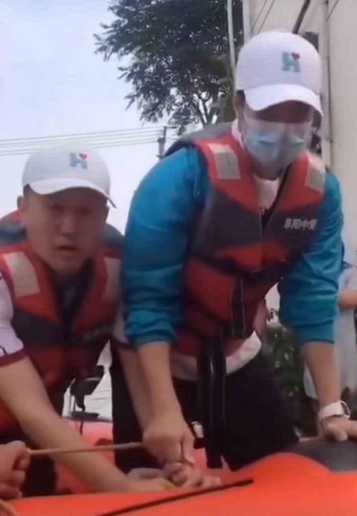 王一博郑州暴雨送物资图片