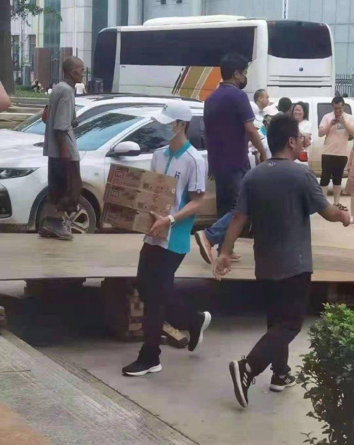 王一博送物资画面