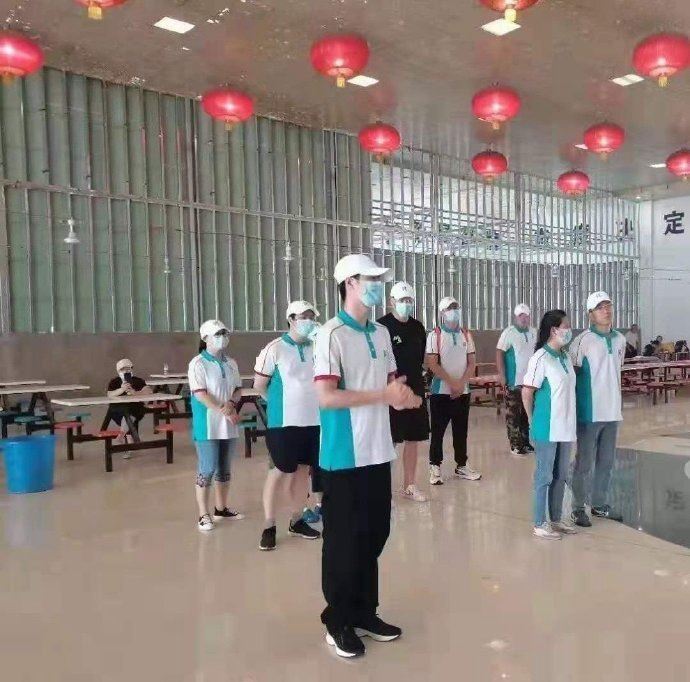 王一博郑州暴雨做志愿者图片