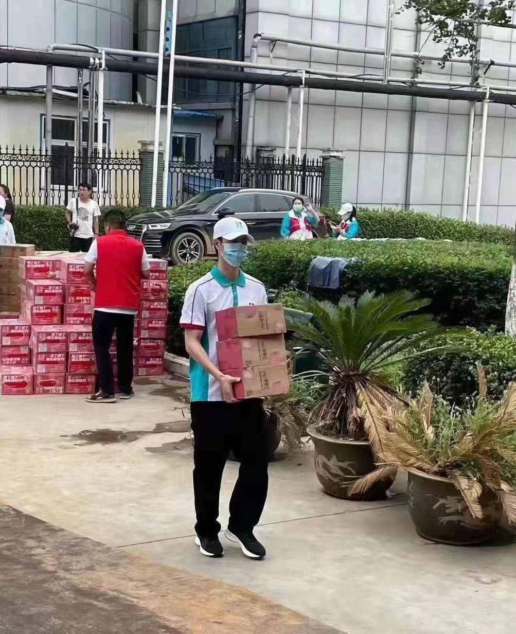 王一博郑州暴雨做志愿者图片