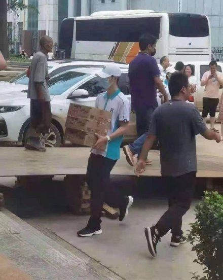 王一博郑州暴雨做志愿者图片