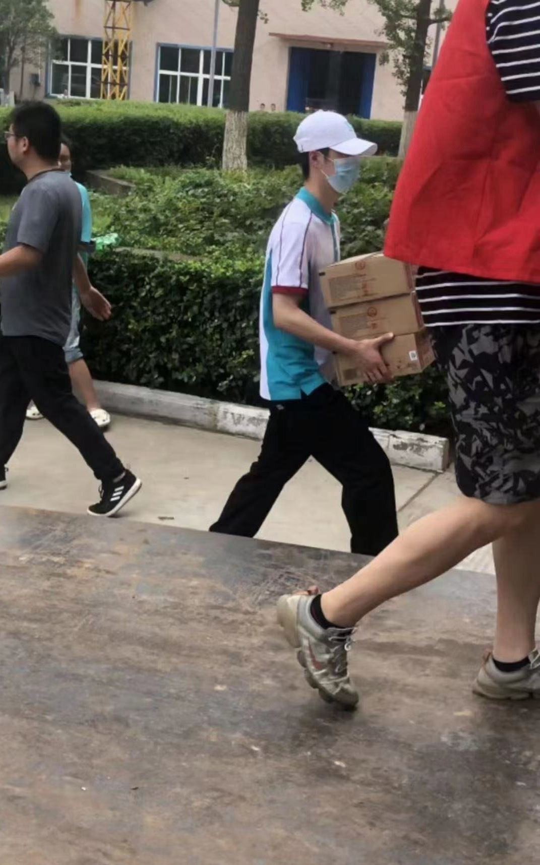 王一博郑州暴雨送物资图片