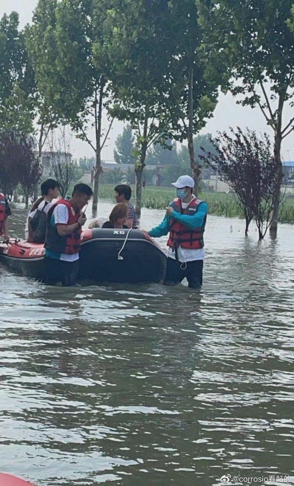 王一博郑州暴雨做志愿者图片
