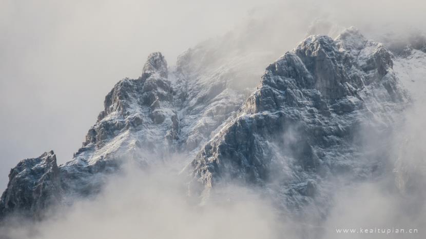 超美风中扬起白雾的雪山图片大全