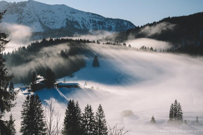 超美风中扬起白雾的雪山图片大全