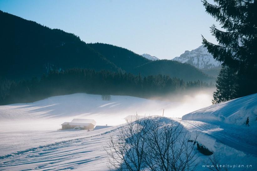 超美风中扬起白雾的雪山图片大全