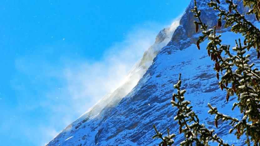 超美风中扬起白雾的雪山图片大全
