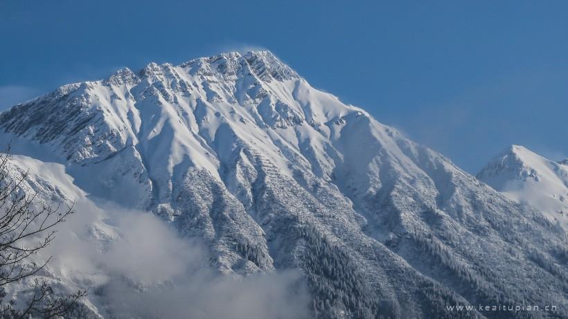 超美风中扬起白雾的雪山图片大全
