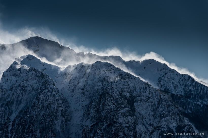 超美风中扬起白雾的雪山图片大全