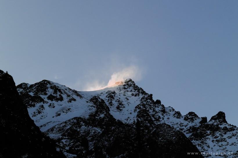 超美风中扬起白雾的雪山图片大全