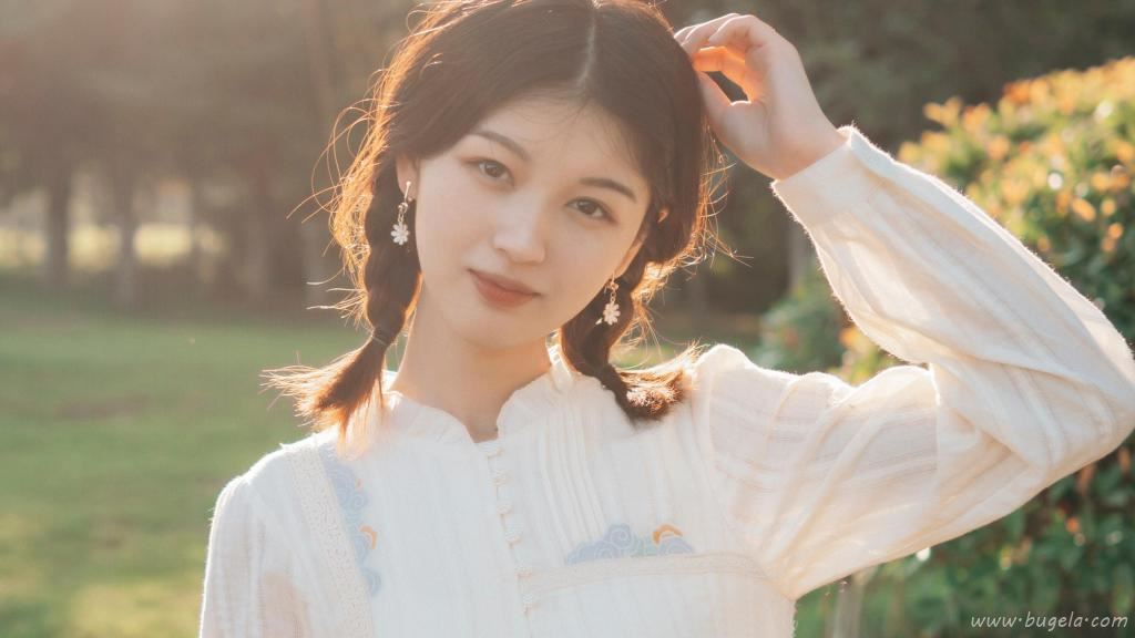 出尘脱俗貌美的美女图片