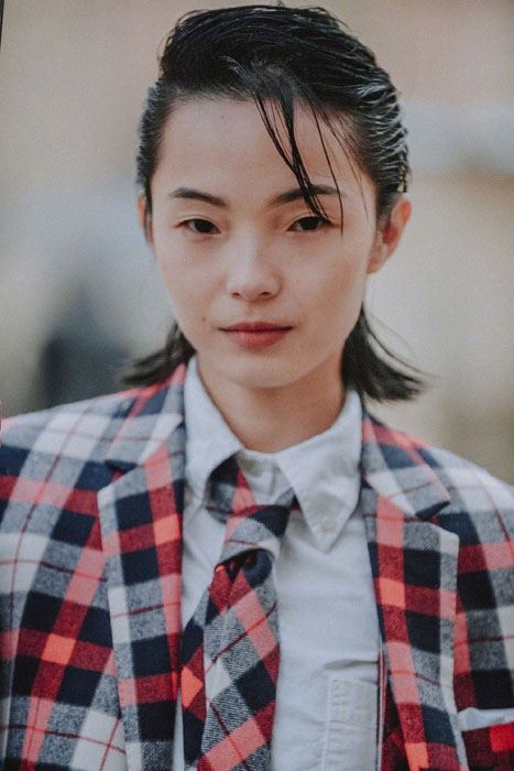 雎晓雯格纹西装复古灵动写真图片