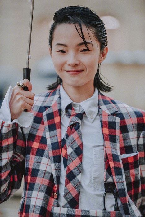 雎晓雯格纹西装复古灵动写真图片