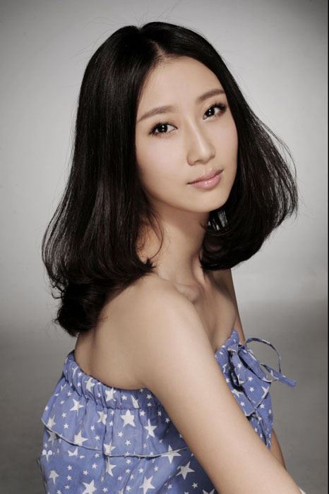 陈楚月露肩裙性感甜美写真图片