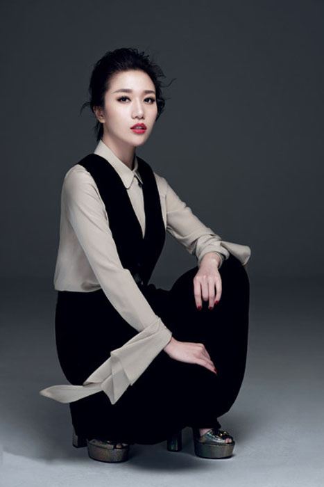 胡杨林西装服饰知性干练写真图片