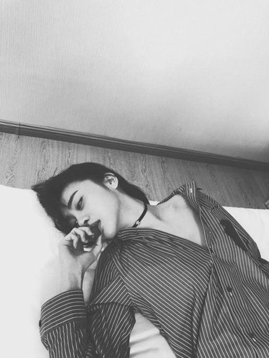 钱迪迪条纹衬衫性感慵懒写真图片