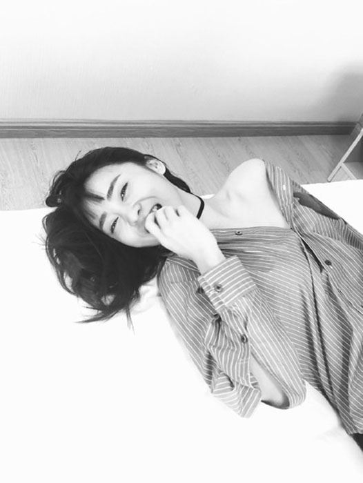 钱迪迪条纹衬衫性感慵懒写真图片