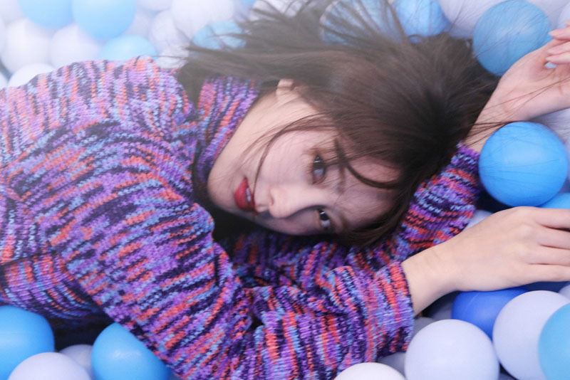 钱迪迪紫色毛衣青春洋溢写真图片