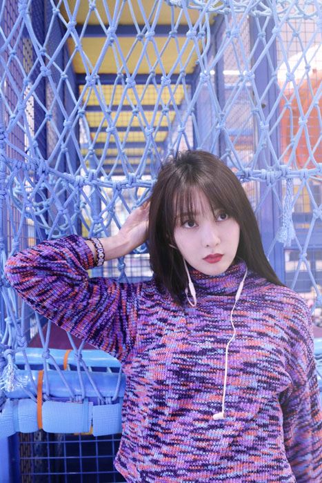 钱迪迪紫色毛衣青春洋溢写真图片